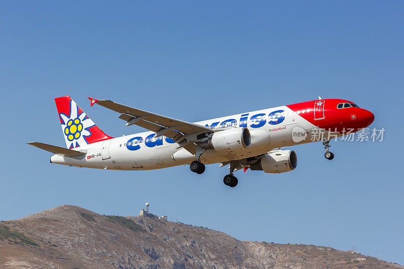 雪绒花空中客车A320飞机在希腊圣托里尼机场