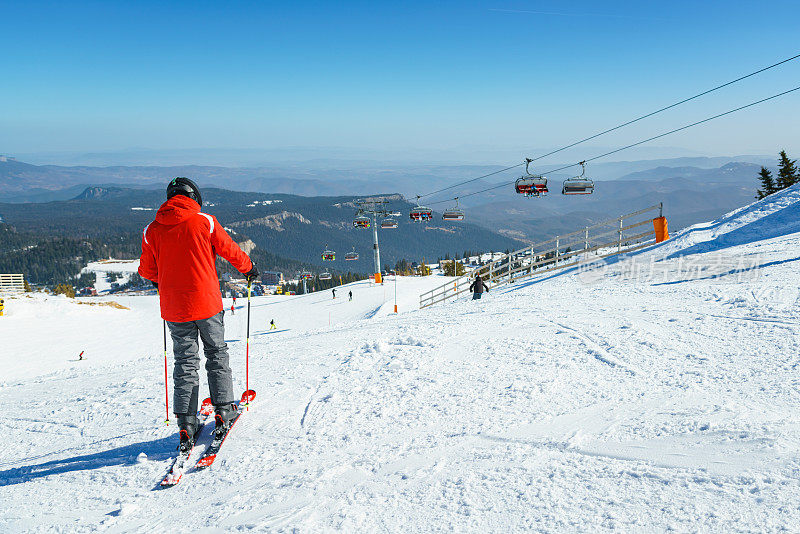 在波斯尼亚和黑塞哥维那的Jahorina滑雪场，一名年轻的滑雪者开始滑雪