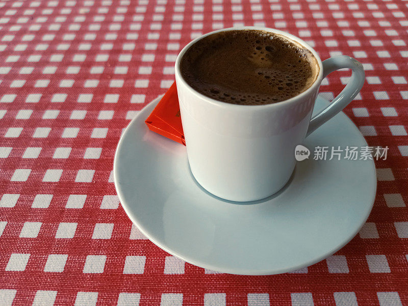 传统的土耳其咖啡和巧克力服务在伊斯坦布尔土耳其