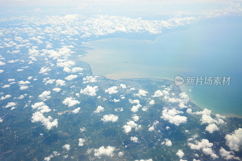 从泰国南部普吉岛的航拍窗口飞机在蓝天白云的上空飞行。从飞机的窗口看天空。