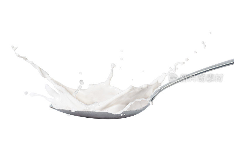 用勺子将牛奶溅在白色上