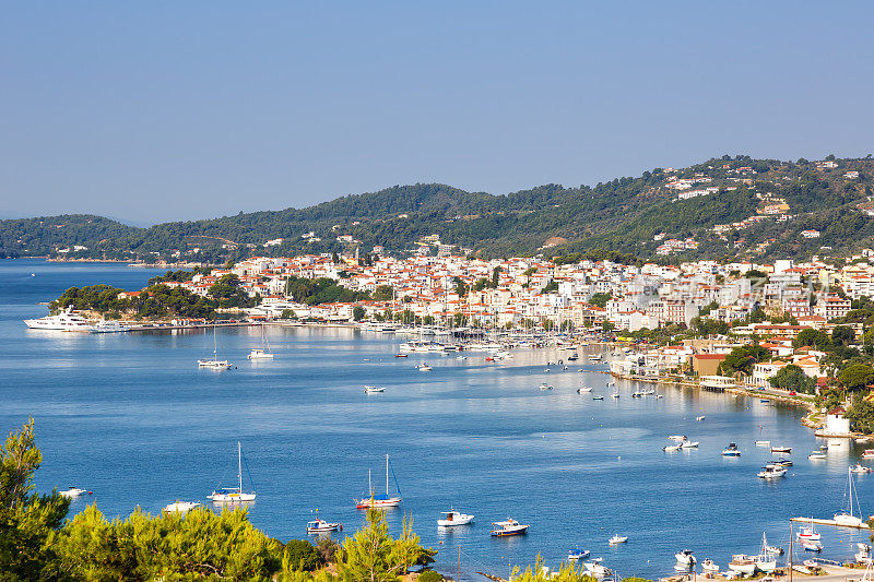 希腊斯基亚索斯岛港口城市纵览地中海爱琴海旅游小镇景观