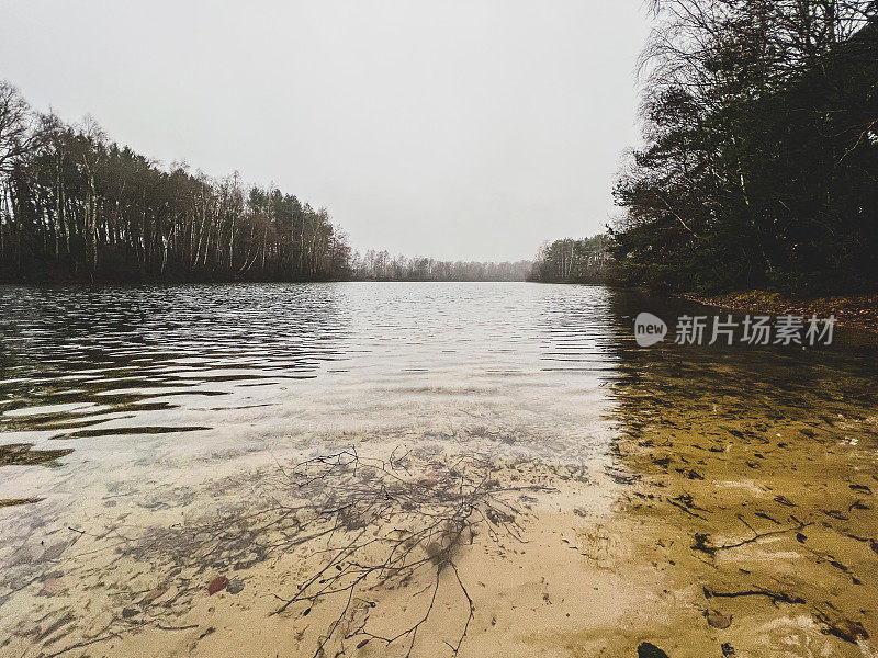 冬天的湖在雨天。