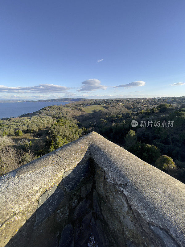 意大利的Bracciano湖和全景。