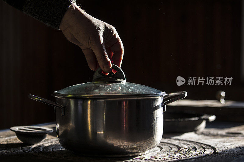 在家用炉子做饭