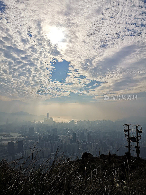 从九龙山顶俯瞰香港市容