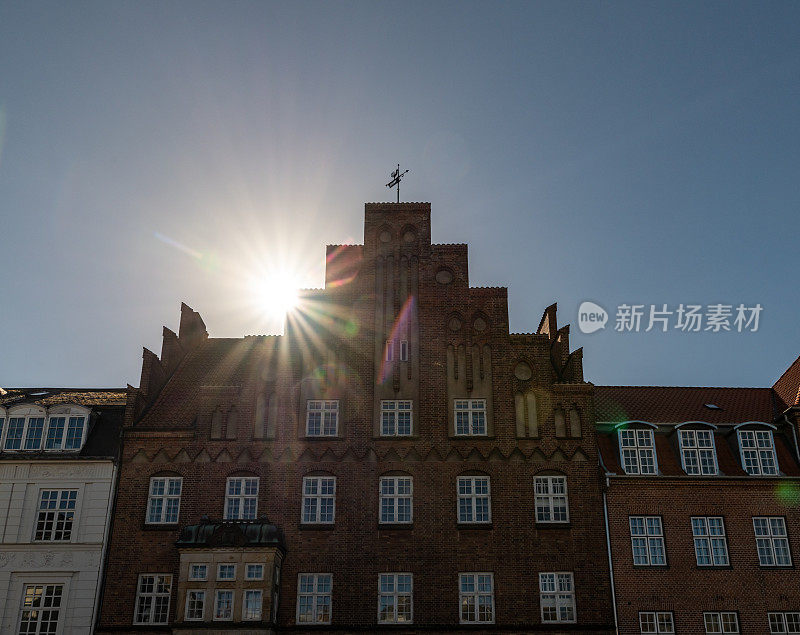 阳光照在丹麦维堡的阶梯屋顶上