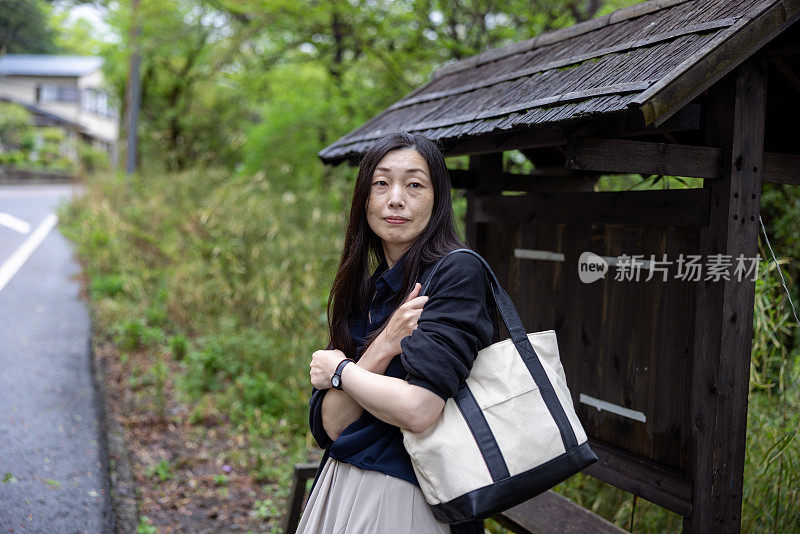 在旅游地点等车的日本女人