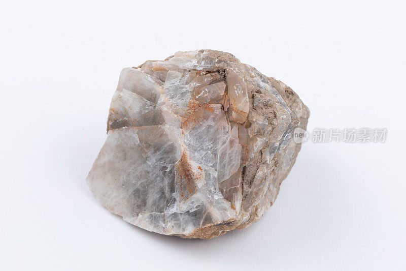 重晶石或重晶石是一种天然矿物，由硫酸钡制成，是钡元素的来源。白色或无色，呈晶体状，密度大。