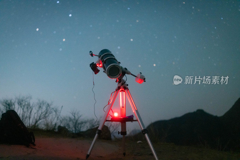 望远镜放在星空的背景上。业余天文和太空探索