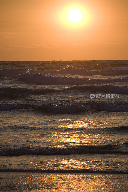 夕阳西下，金色的光芒映照着海面