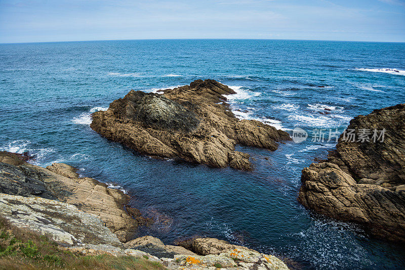 在坎塔布里亚海的Ribadeo西班牙小镇，海岸岩石形成的细节，以及海水是如何进入它们的。