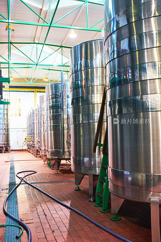 工业酿酒厂里巨大的不锈钢大桶发酵葡萄酒