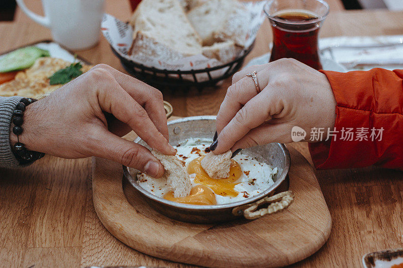 面包蘸炒蛋。不要把面包蘸到煎蛋卷的蛋黄里，早餐吃鸡蛋配面包，男人和女人都在平底锅里吃鸡蛋