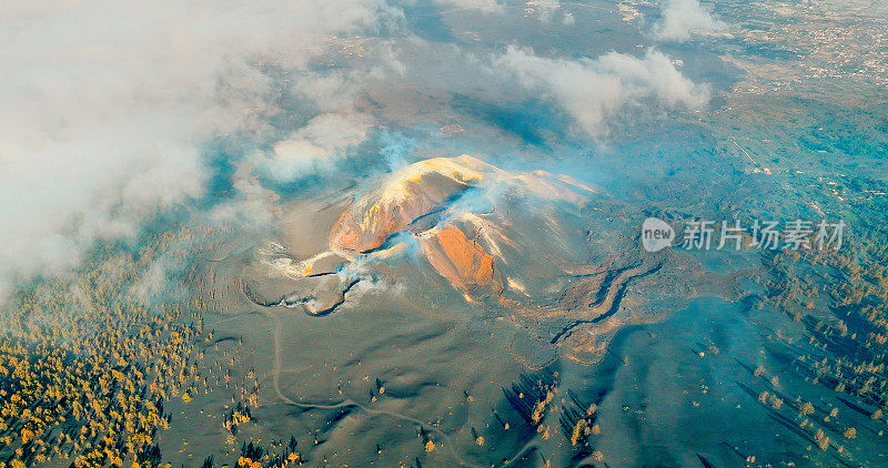 新火山Tajogaite的顶部视图，康伯雷Vieja，拉帕尔马，加那利群岛