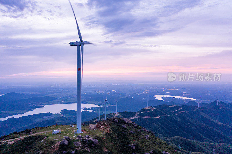 山上的风力发电场景