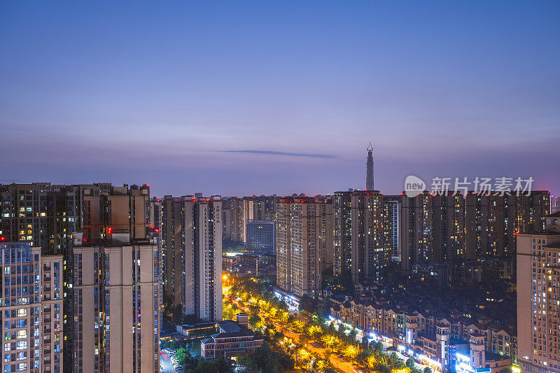 夜晚和黄昏的现代住宅