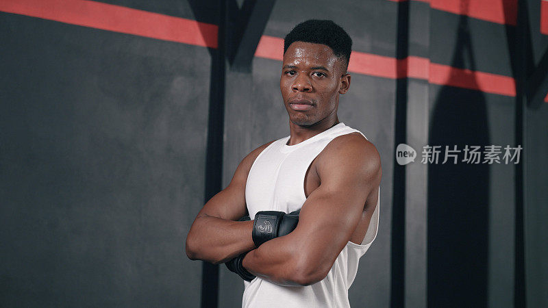 一名年轻的非洲男子在拳击后自信地摆出姿势。