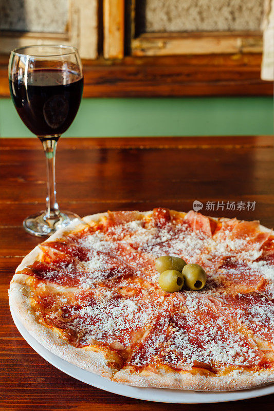 意大利熏火腿披萨和葡萄酒