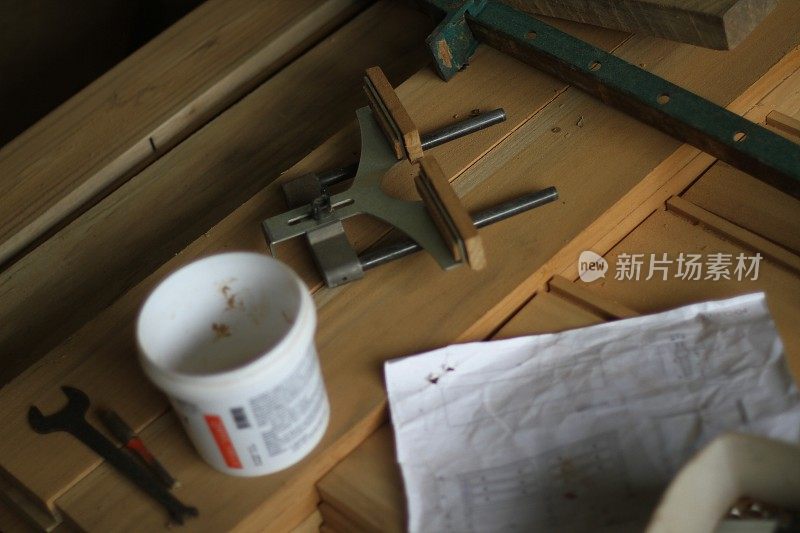 手工制作木制家具的过程。