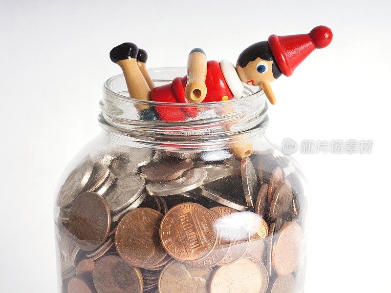 玩具小雕像被夹在存钱罐里