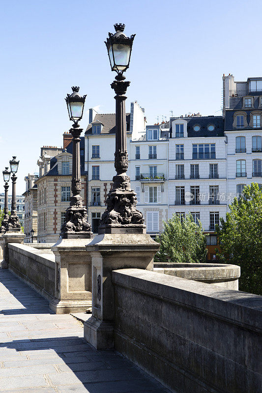 巴黎的复古街灯和传统建筑
