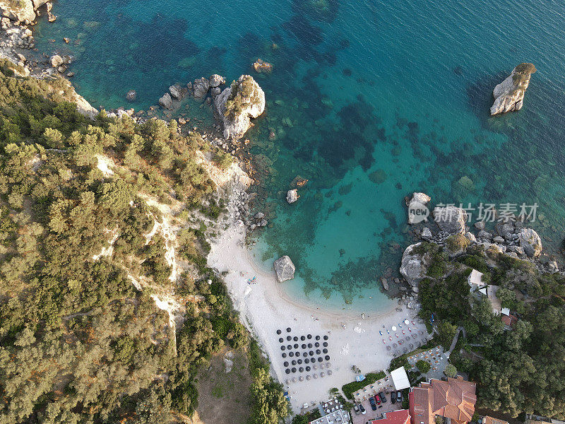 帕尔加港海滨小镇美丽多彩的房子。暑假和旅游的概念。希腊。空中,无人机视图