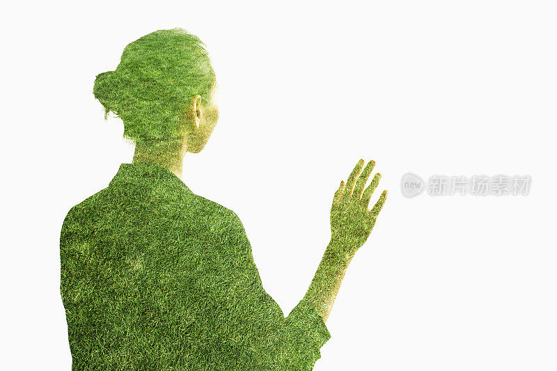 成年女子腰部以上站立的剪影后视图在沉思社会问题的想法覆盖在自然环境绿草，复合，多层次的效果