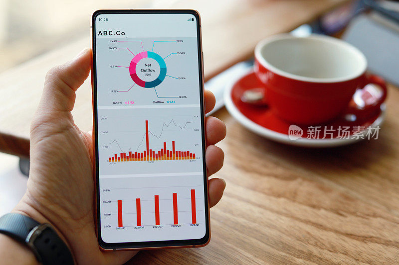 男人用智能手机上的移动应用程序检查和分析股市数据