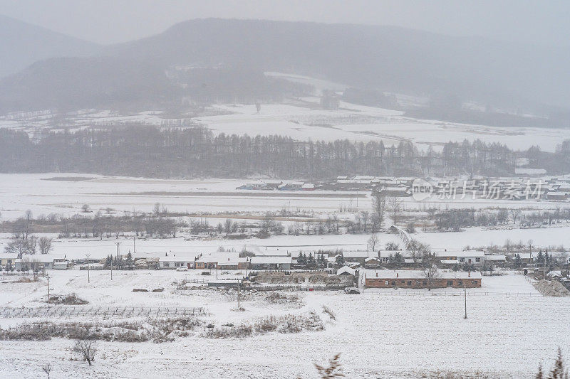 中国黑龙江山谷中宁静的雪村