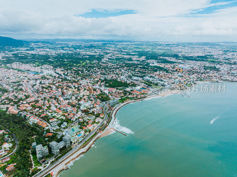 小型海滨小镇的无人机视图。Cascais、葡萄牙