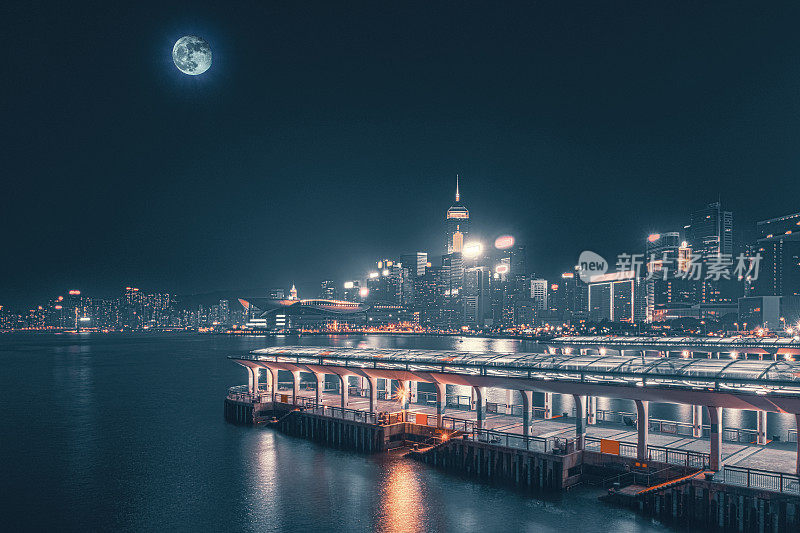 月亮挂在香港岛。