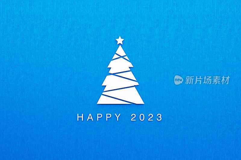 圣诞概念-圣诞树和蓝色背景的快乐20223信息