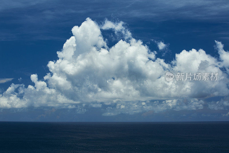 蓝色天空中戏剧性的云景。多层云从远看由黑色和白色的云组成。