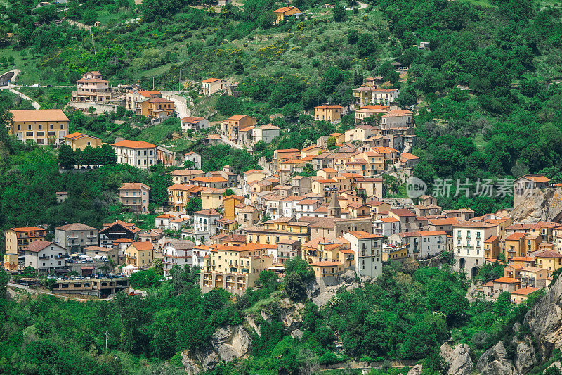 Castelmezzano村，位于意大利巴西利卡塔的小卢坎尼亚白云石。