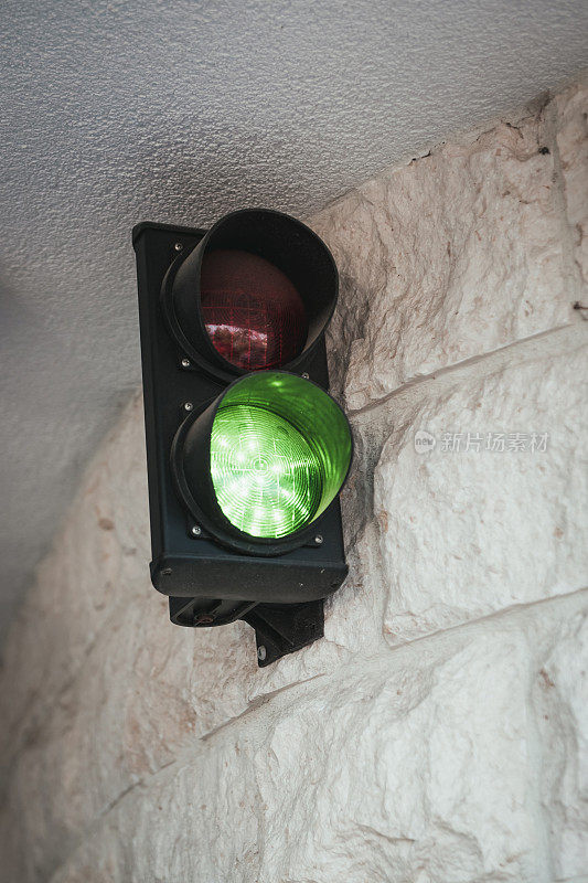 绿灯亮着的交通灯