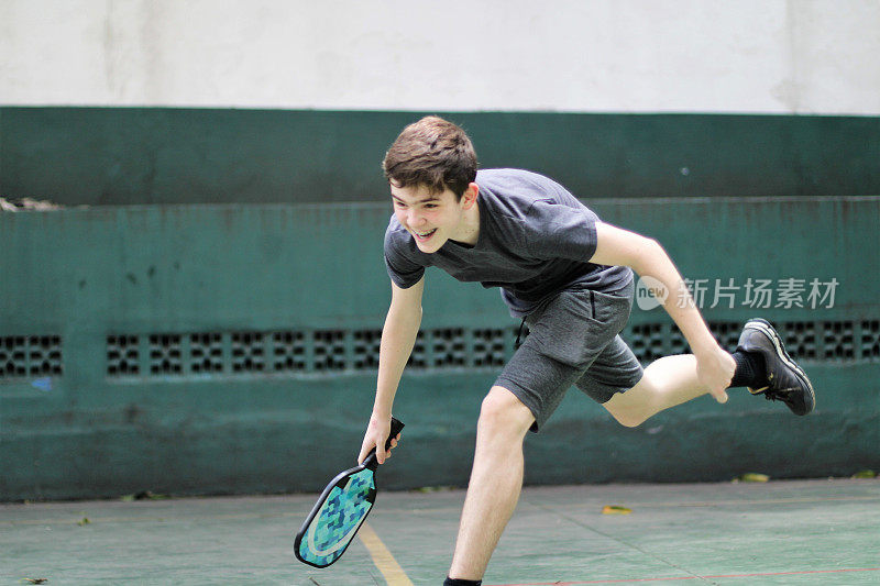 少年玩pickleball