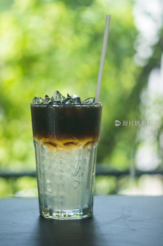 在清澈的玻璃杯中加入冷水的美式咖啡可以看到层次感。
