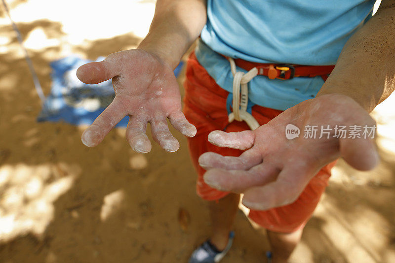 攀岩者粗糙有力的手