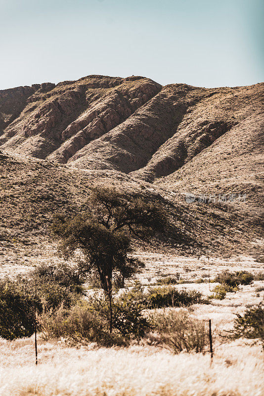 在非洲纳米比亚的自助狩猎之旅中驾车穿越美丽的风景
