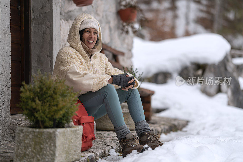 朋友们在雪谷中徒步旅行。