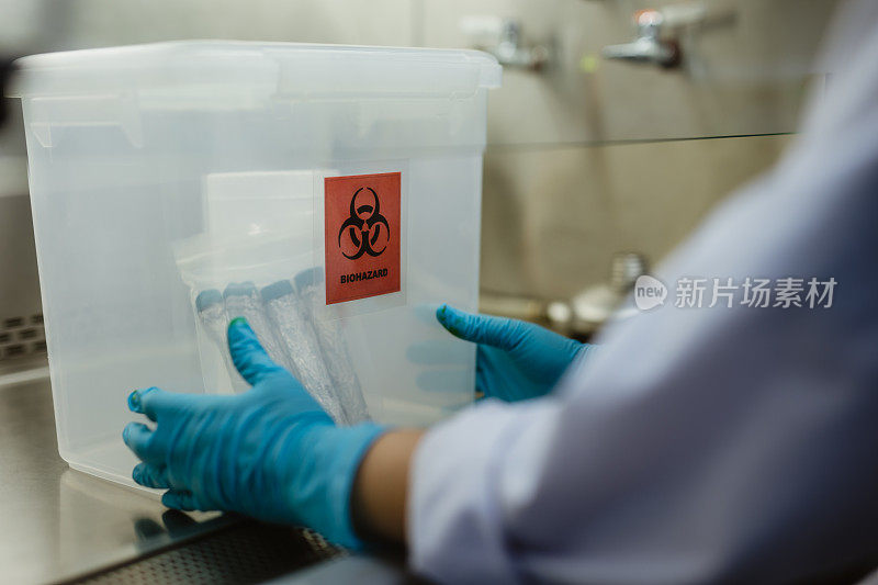 科学家们正在实验室里研究和分析有害污染物。