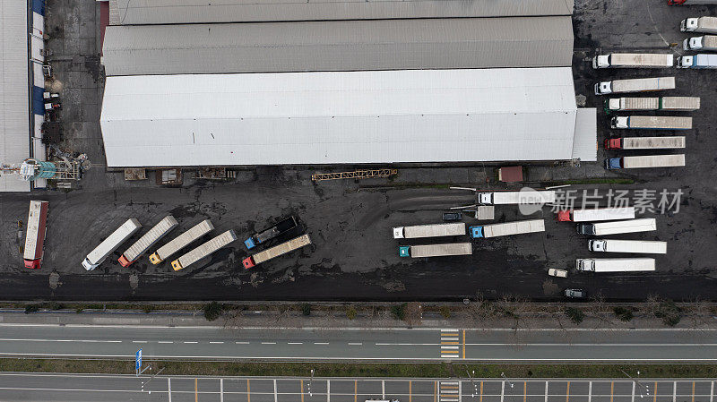 半吊车在港口装载的鸟瞰图，配送仓库