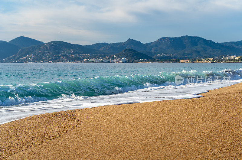 海浪在沙滩纹理背景，透明的海水，蓝天，阳光海岸