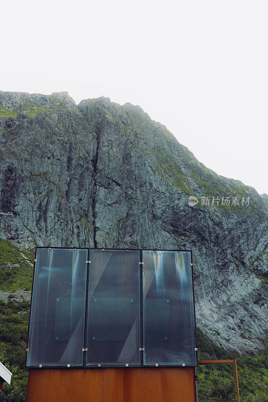 挪威罗弗敦群岛的一座现代公共厕所，可以欣赏到美丽的山景
