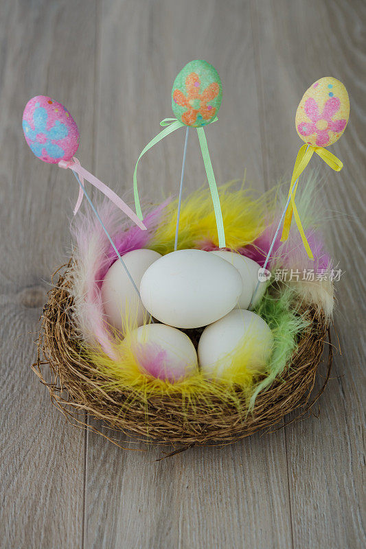 彩色复活节巢与精致的蛋