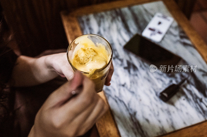 越南妇女手持盛有鸡蛋咖啡的玻璃杯