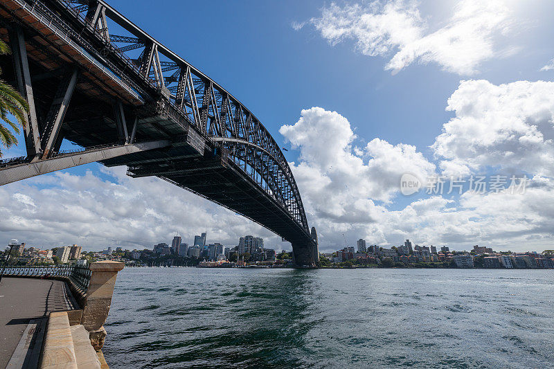 悉尼海港大桥的低角度视图