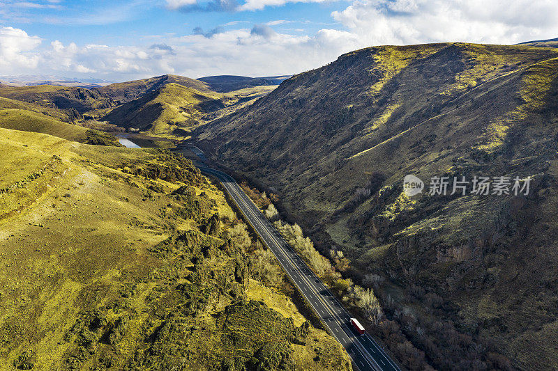 山区道路的无人机图像