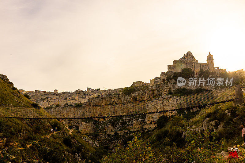 绳子人行桥在树与历史名城的背景